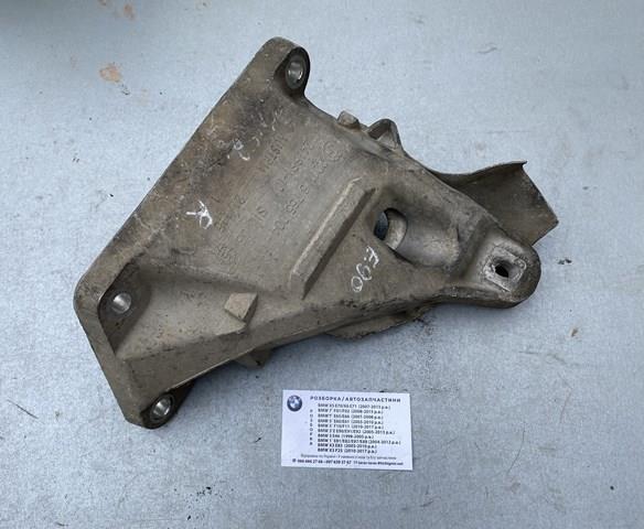 Кронштейн подушки (опори) двигуна, правої 22116779370 BMW