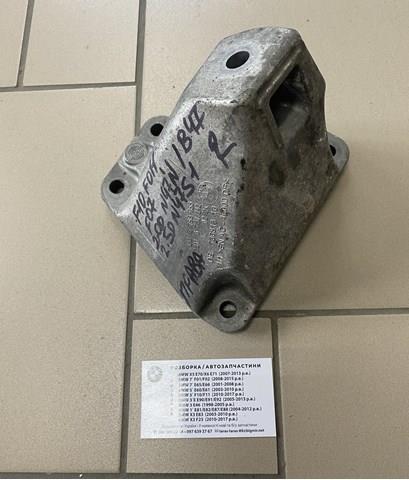 Кронштейн подушки (опори) двигуна, правої 22116781242 BMW