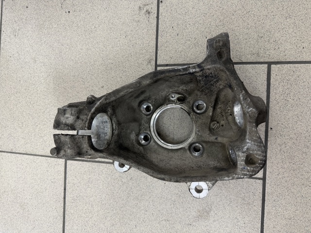 Цапфа - поворотний кулак передній, лівий 31216877147 BMW