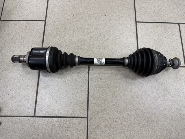 Піввісь передня ліва 31608643375 BMW