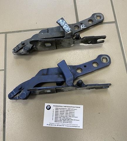 Шарнір капота правий 41613452844 BMW