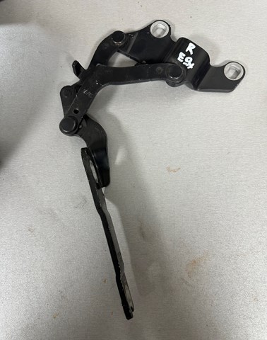 Шарнір капота правий 41617210678 BMW