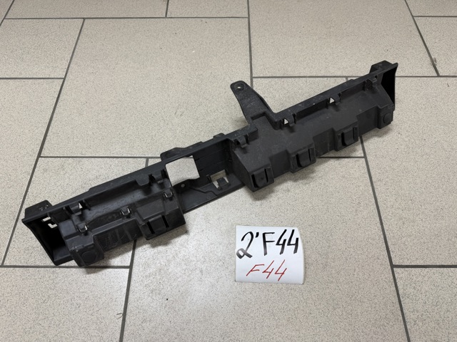 Кронштейн бампера заднього, центральний 51127477434 BMW