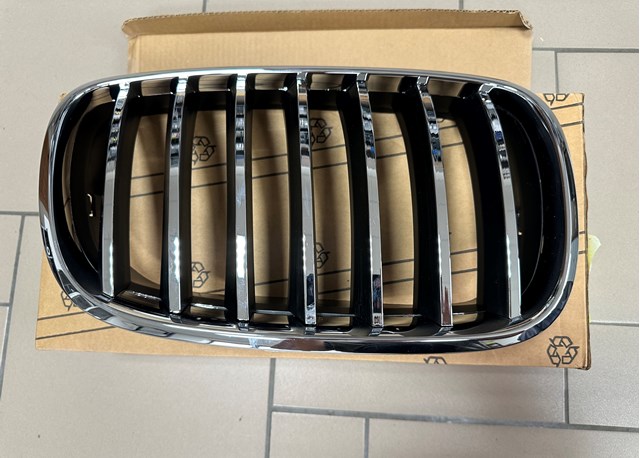 Решітка радіатора права 51137157688 BMW