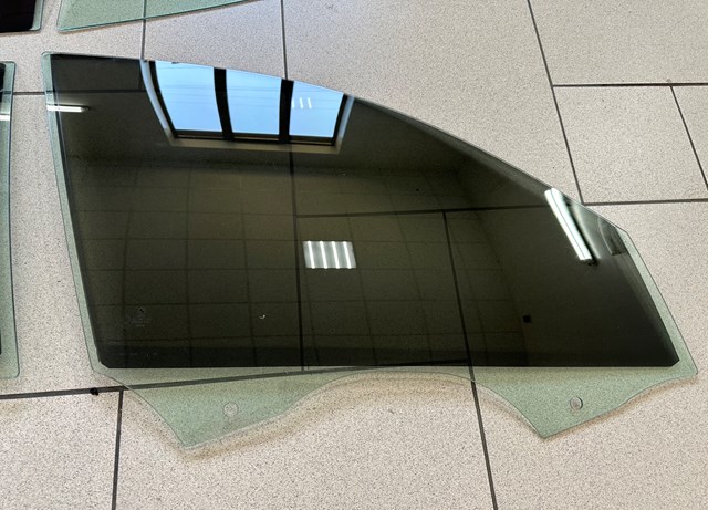 Скло пасажирських дверей 51332458072 BMW