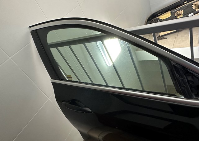Скло передніх дверей, правих 51337420396 BMW