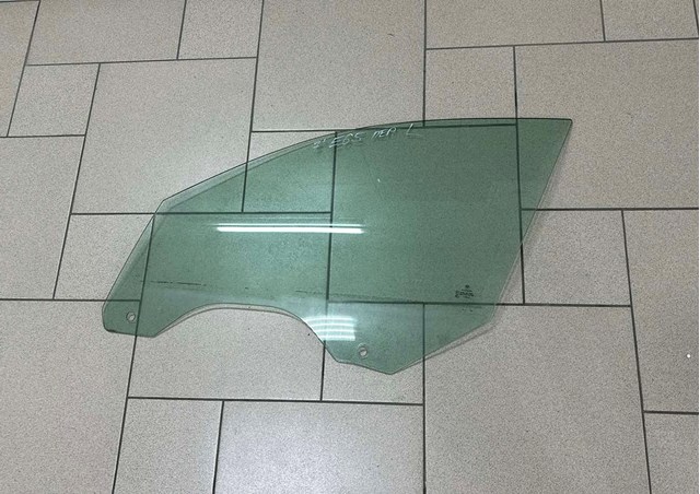 Скло передніх дверей, лівих 51338223839 BMW