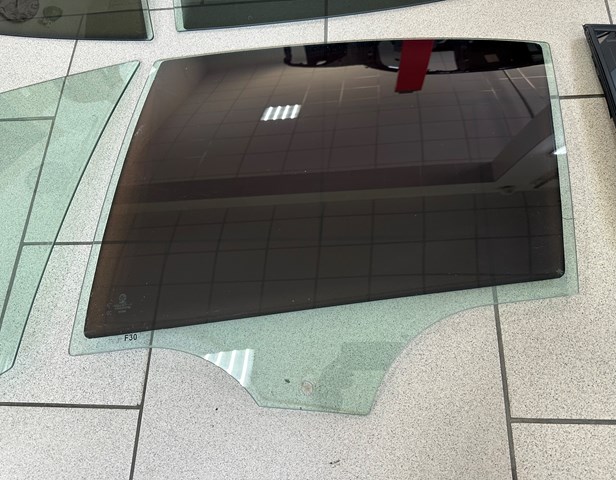 Скло задніх дверей, лівих 51357259819 BMW