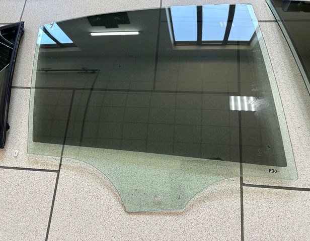 Вікно задніх дверей 51357259820 BMW