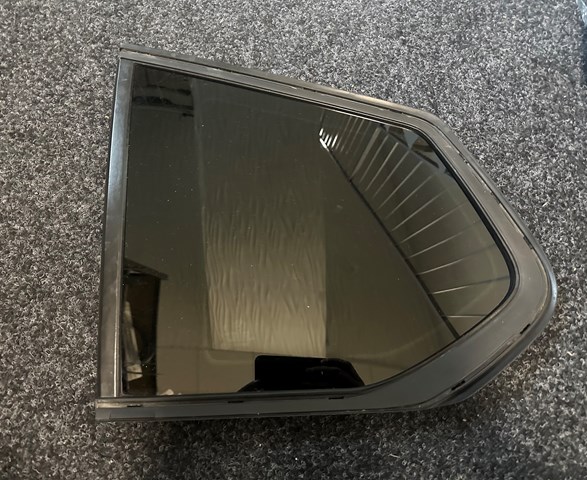 Скло багажного відсіку, ліве 51377205663 BMW
