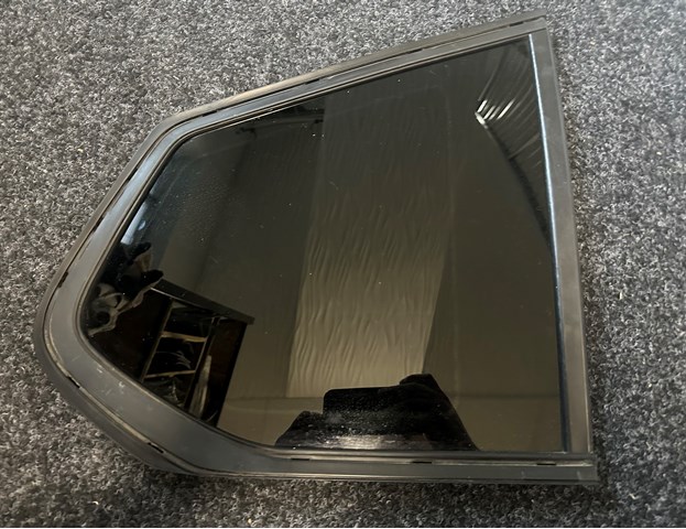 Стукло багажника, праве 51377205664 BMW