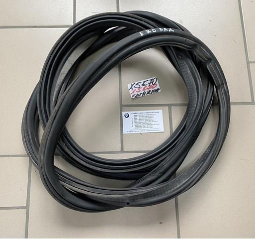 Ущільнювач кришки багажника 51767177284 BMW