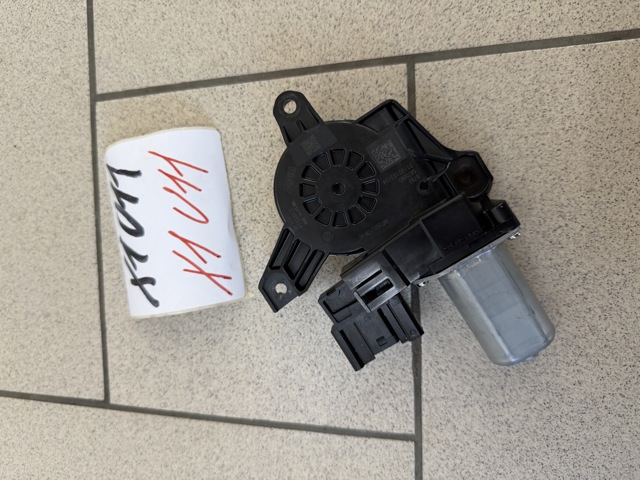Мотор склопідйомника дверей передніх, правих 67625A75082 BMW