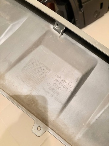 Спліттер переднього бампера 4M0807733DKA8 VAG