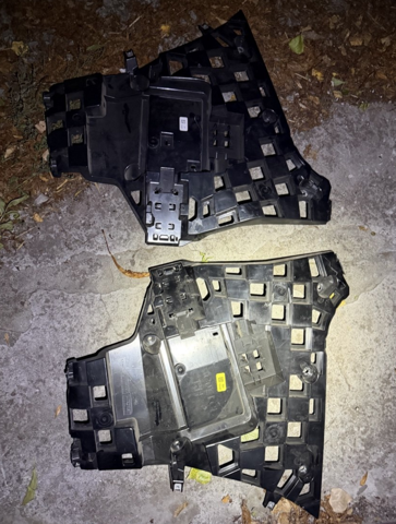 Кронштейн бампера заднього, правий 51127224082 BMW