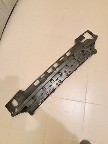 Кронштейн бампера заднього, центральний 51127428024 BMW