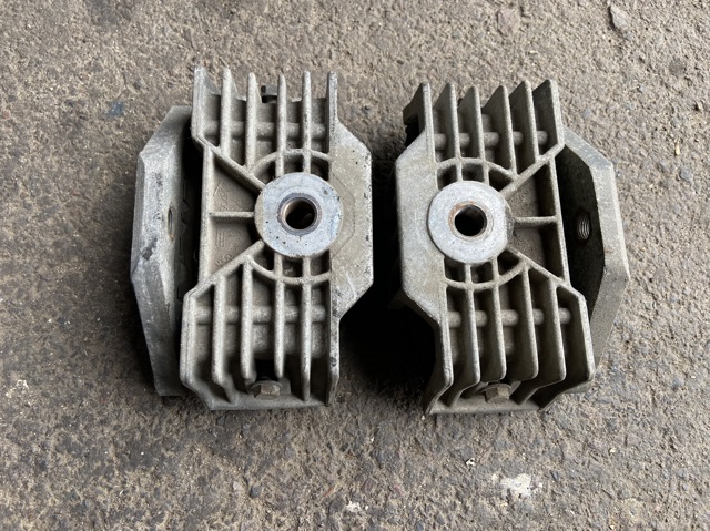 Права подушка мотора 9732400318 MERCEDES