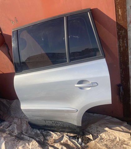 Двері пасажирськи задні ліві 5N0833055A VAG