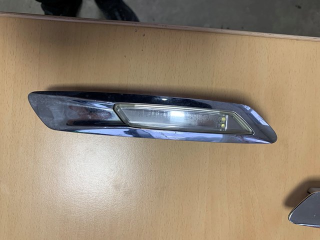 Повторювач повороту на крилі, правий 7154168 BMW