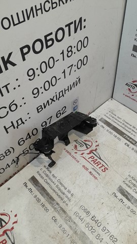 Кронштейн компресора кондиціонера 32352687 VOLVO