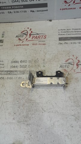 Кронштейн підсилювача переднього бампера 5210242100 TOYOTA