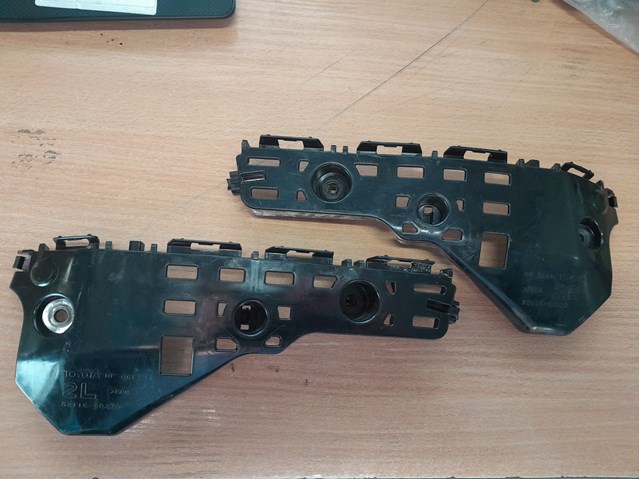 Праве кріплення переднього бампера 5211560220 TOYOTA
