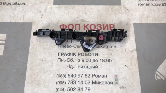 Кронштейн бампера заднього, зовнішній правий 5215542040 TOYOTA