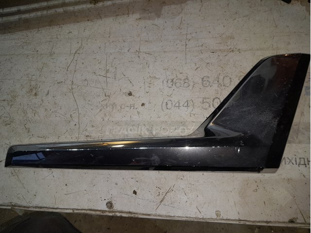 Накладка фари, правої 5318260050 TOYOTA