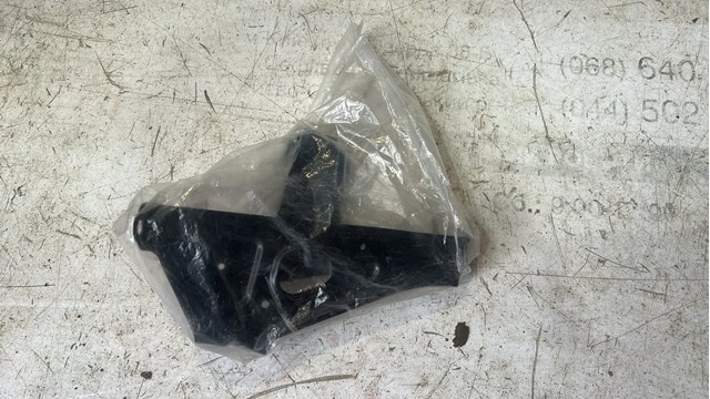 Кронштейн бампера заднього, правий 6164733070 TOYOTA
