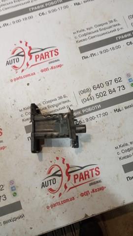 Кронштейн підсилювача переднього бампера 622114CL0A NISSAN