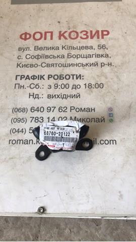 Дверний шарнір задній лівий 6876020122 TOYOTA