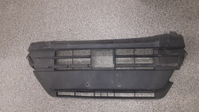 Решітка переднього бампера, центральна 7172186R005PK SUZUKI