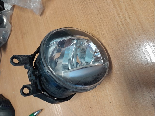 Протитуманка ліва 8122048051 TOYOTA