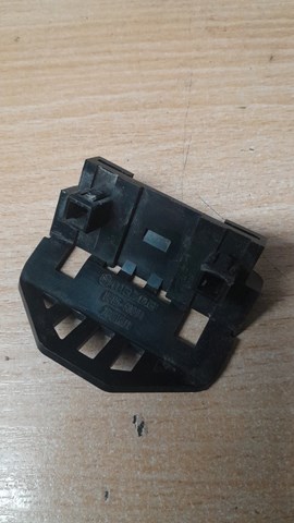 Кронштейн бампера заднього, центральний DFR550251 MAZDA