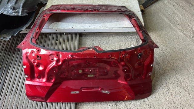 Задні двері багажника DFY26202XC MAZDA