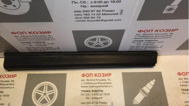 Молдинг передньої правої двері KB7W51RA0E MAZDA