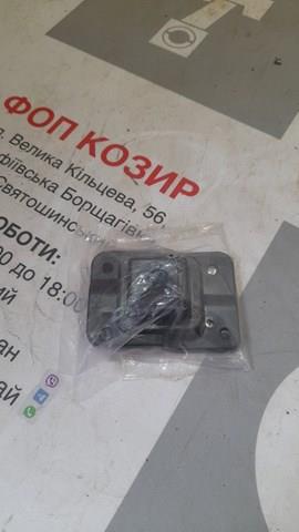 Кронштейн решітки радіатора KB8A50151 MAZDA