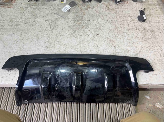 Накладка бампера заднього, центральна LR105079 LAND ROVER