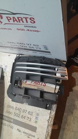 Решітка переднього бампера, права LR118369 LAND ROVER