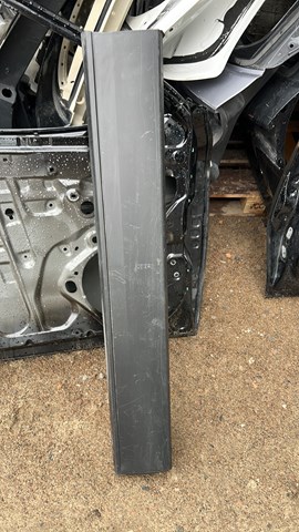 Накладка передніх лівих дверей TK4851RB0B MAZDA