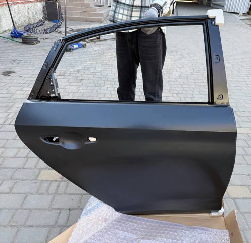 Двері задні, праві 77004C1000 MARKET (OEM)