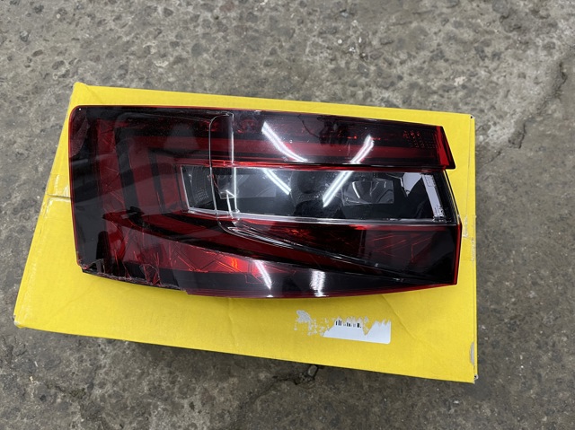Задня ліва зовнішня фара 3V5945207 VAG