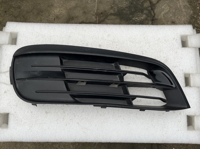 Решітка переднього бампера, права 51117331734 BMW