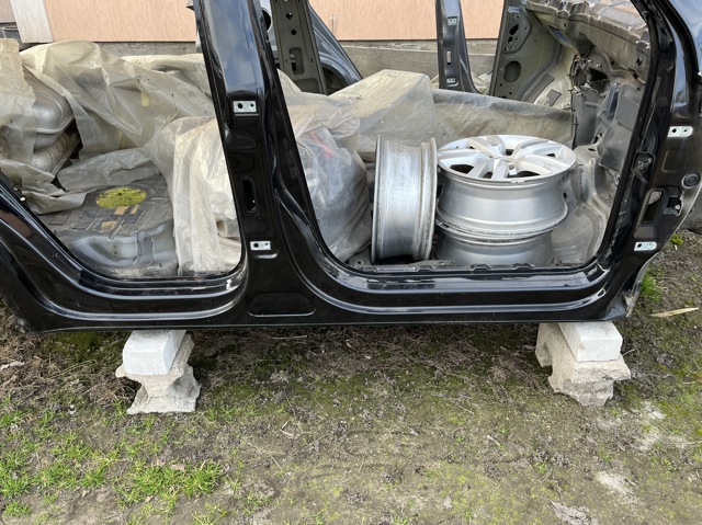 Отвір передніх правих дверей 5N0809836 VAG