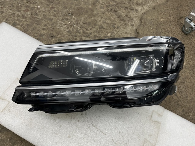 Фара правая 5NB941081D VAG