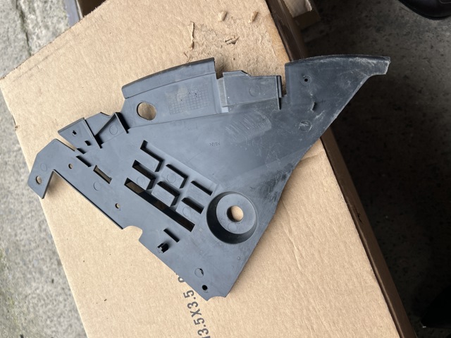 Захист бампера переднього, права 620248105R RENAULT