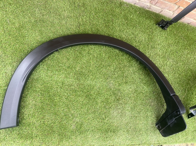 Молдинг задньої арки крила, правий KB7W51W50F8N MAZDA
