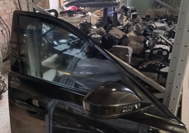 Скло передньої правої двері T4A1192 JAGUAR