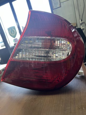 Задній правий стоп 81550AA050 TOYOTA