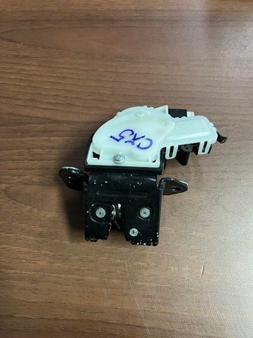 Замок і ручка дверей задка G33M62310 MAZDA